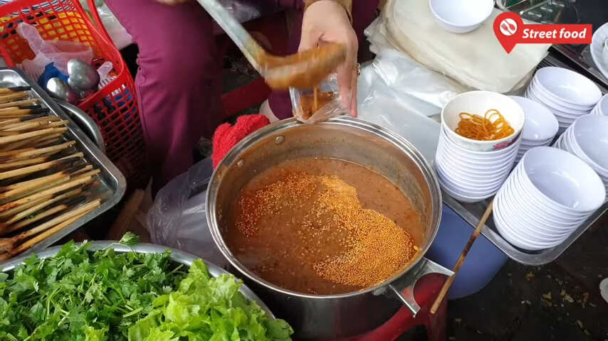 dipping sauce ò grilled pork rolls in Hue