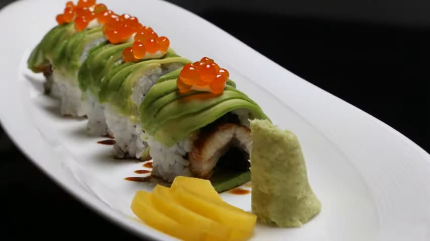 Sushi lươn xông khói và bơ