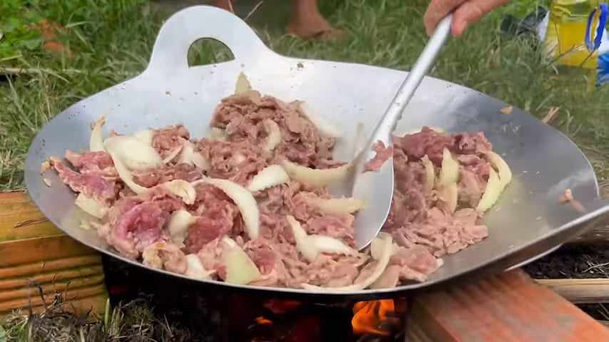 pan of beef stir fry, Chảo bò xào hành tây