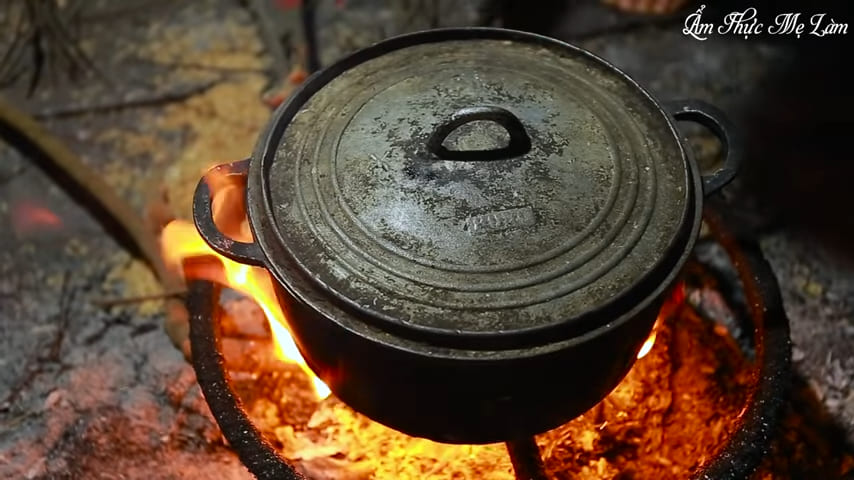 A pot of rice cooking on the stove, nồi cơm trên bếp lửa