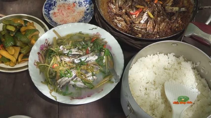 Rice paired with braised fish and sweet sour soup, cơm cá kho tộ và canh chua