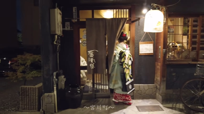 Maiko comes in ochaya for an ozashaki 