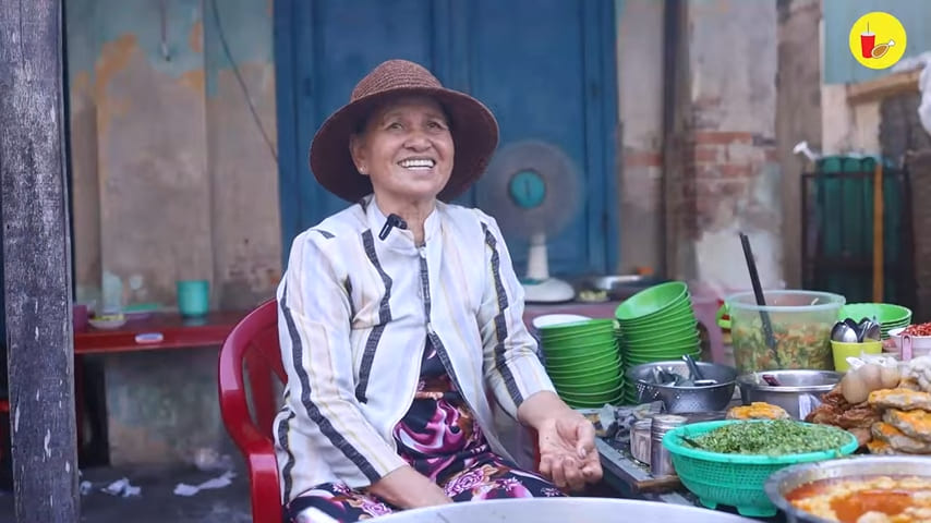 Mrs. Hai Xi, a veteran of fish cake soup in Phan Thiết