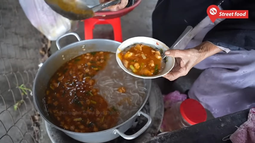 Nam Pho cake soup