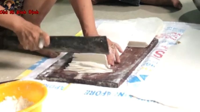 Cutting rice noodle for cake soup
