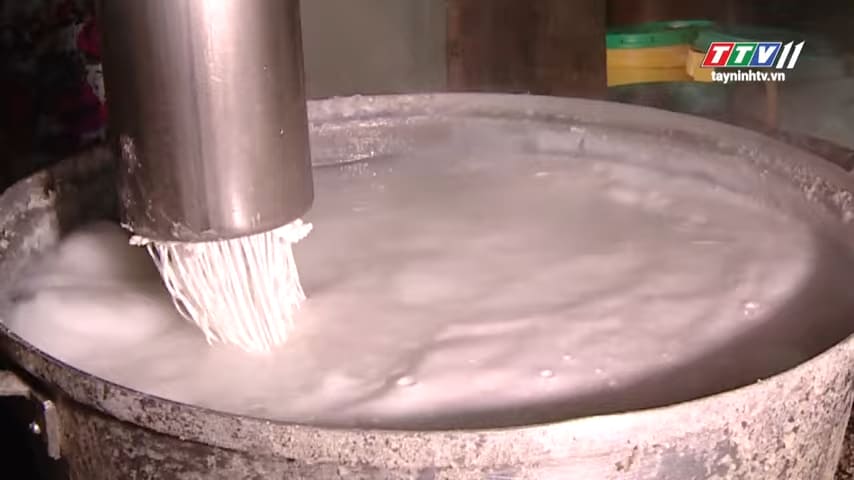 A machine making Trảng Bàng noodles 