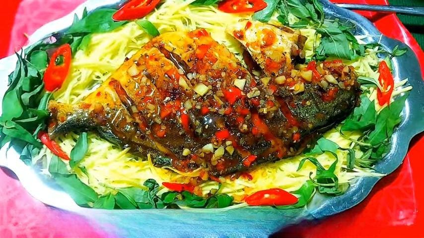 Fried sea pomfret with mango