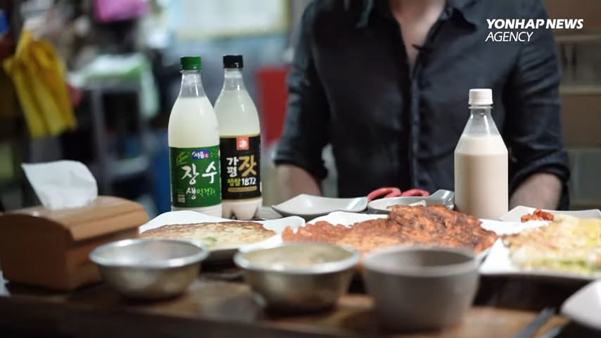 makgeolli with kimchi-jeon