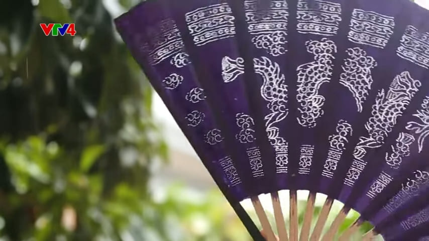 A paper fan from Vac village