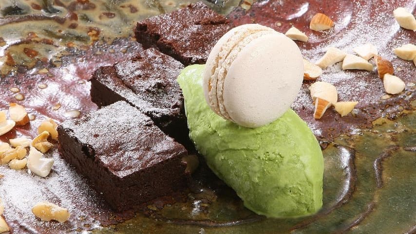 Matcha ice cream with chocolate brownies