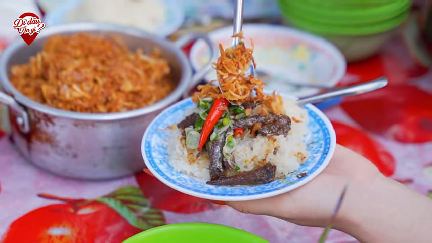 xôi cá Nha Trang: sticky rice with anchovy