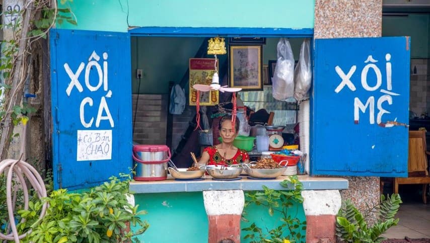 Ms. Hoa’s stall selling sticky rice with fish