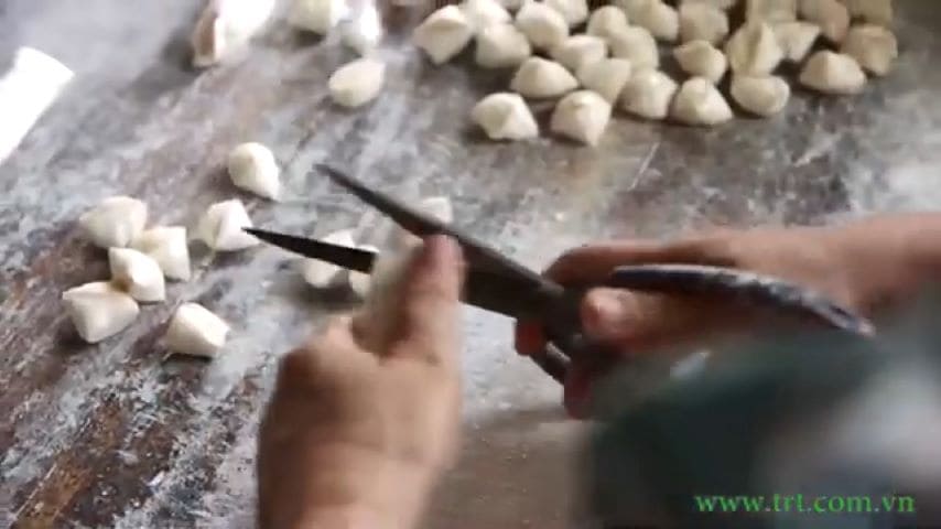 Cutting pyramid taffy