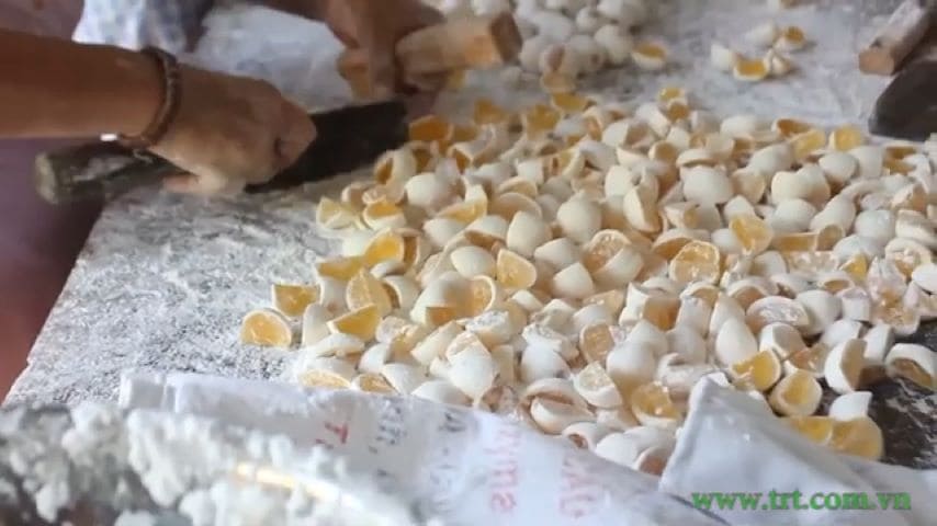 Cutting taffy into wedges