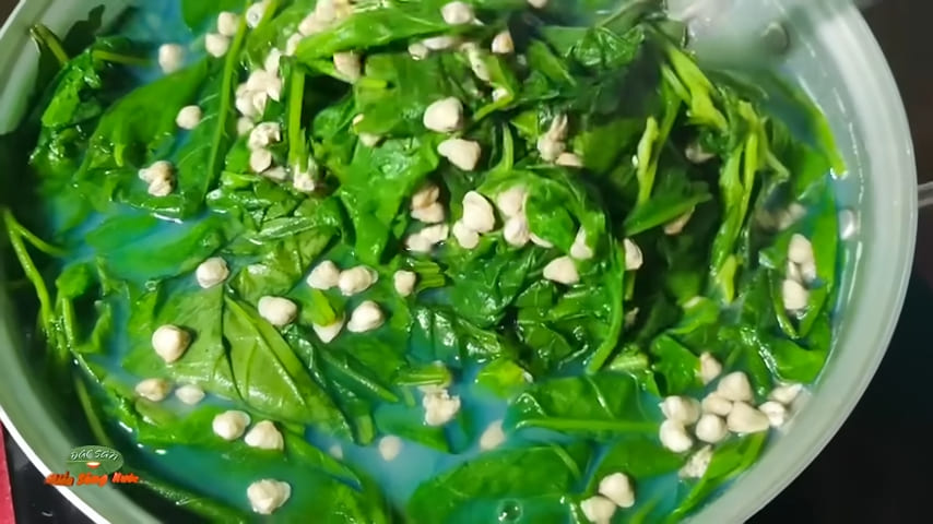 Wild mustard soup with clams