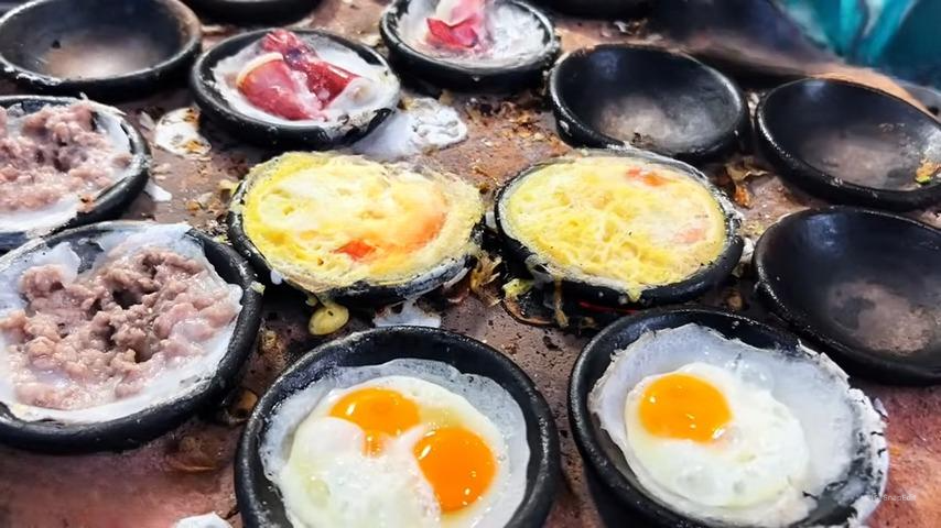 Grilled rice cakes with a variety of toppings