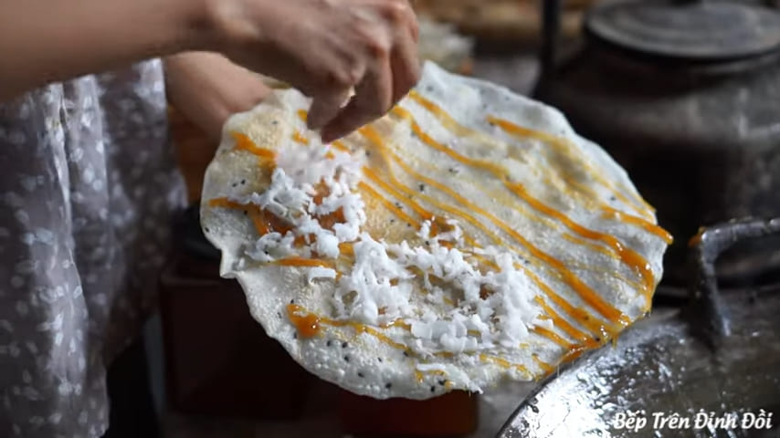 Grilled rice paper with maltose and grated coconut 