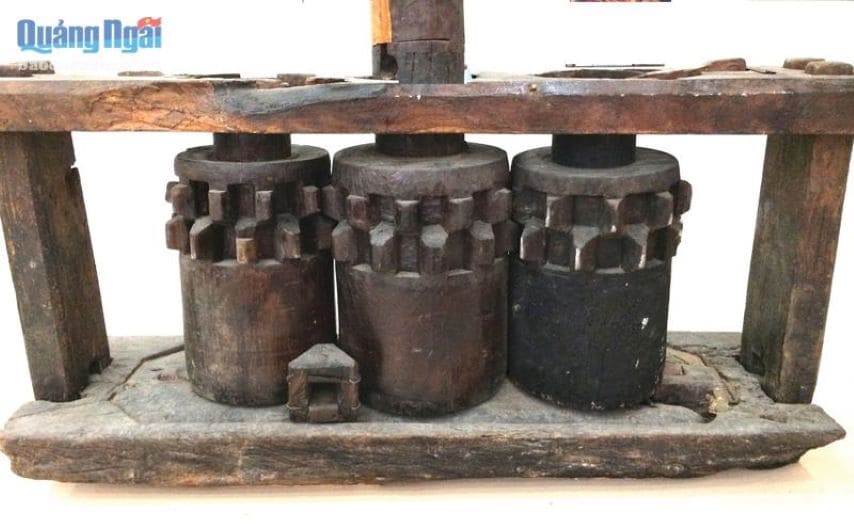 An antique sugarcane pressing machine