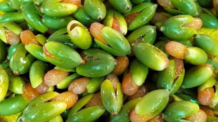 Candied areca nuts: nuts ready to be peeled