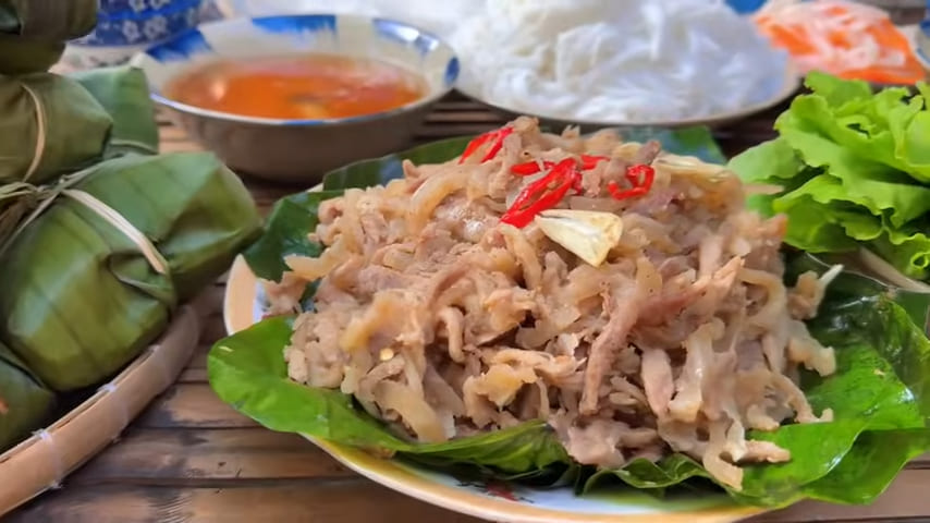 Nem bì with rice noodles and fresh herbs