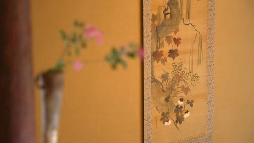 Flowers and artwork in a kaiseki restaurant 