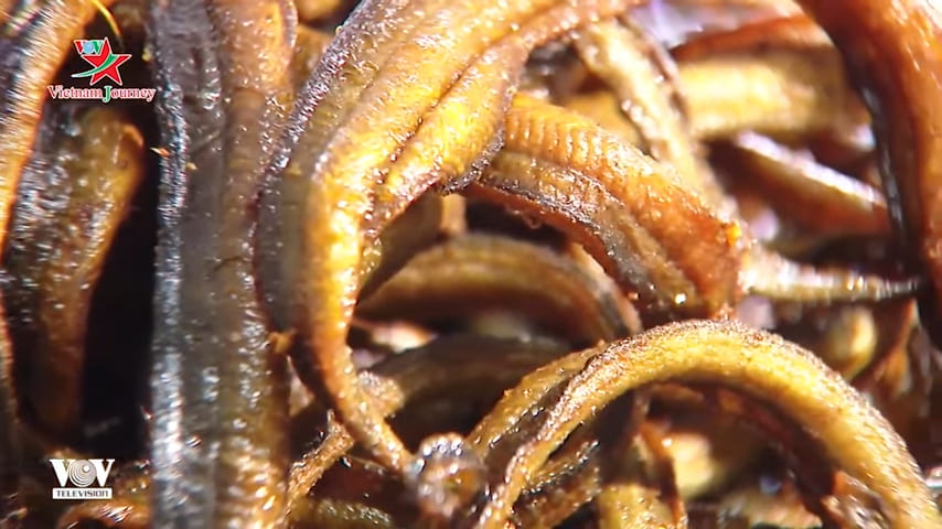 Deep-fried eels for bun thang luon