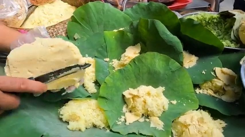 Xôi xéo blooms in Sài Gòn’s lotus leaves