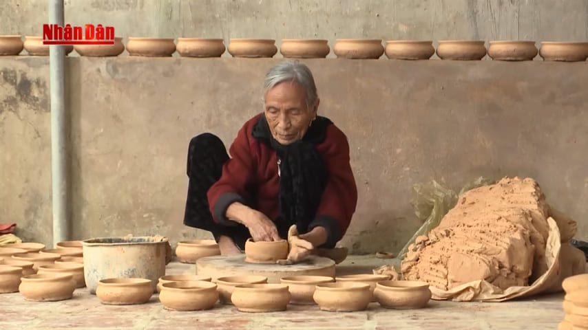 Crafting clay pots 