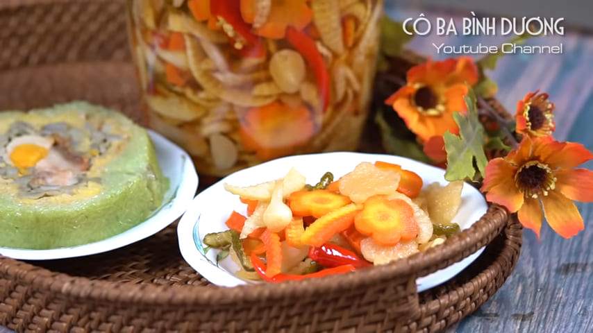 Bánh tét and pickles