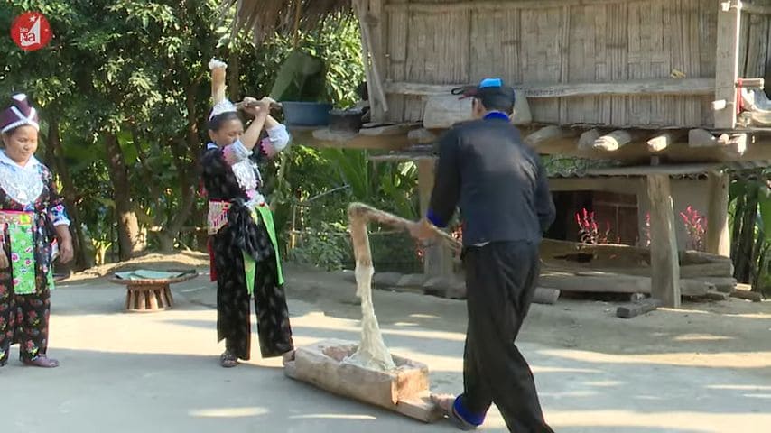 Mountain mallets at work - Hmong tradition