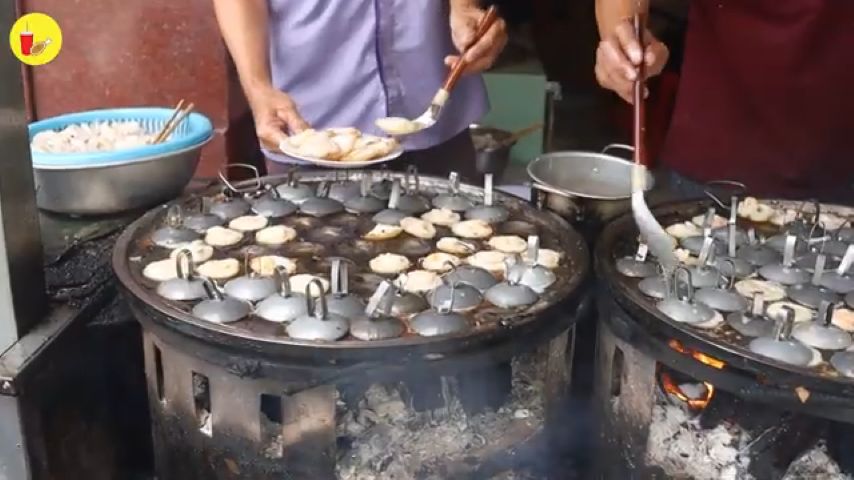 Making bánh khọt in Vũng Tàu