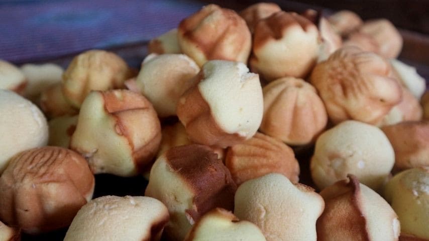 Bánh thuẫn, a traditional Vietnamese spong cake